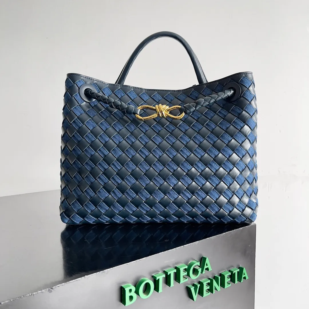 Batch 2260 BOTTEGA VENETA's new ANDIAMO handbag. This denim woven bag perfectly interweaves retro and trendy! Each strand of hand-woven denim carries ingenuity, and the color-blocking design breaks away from the norm. Not only is the capacity impressive, it also adds fun and cuteness, making it easy to hold various styles. Exquisite metal accessories shine on the ruggedness of denim, coexisting toughness and femininity. Denim has its own youthful and energetic attributes, giving people a retro, classic and relaxed and free feeling. During the weaving process of this bag, the denim is hand-woven into the leather through small gaps. The skills are quite exquisite! Not to mention the capacity, it can accommodate an umbrella and a water cup! Style number: 743572 Size: 32*24*12cm